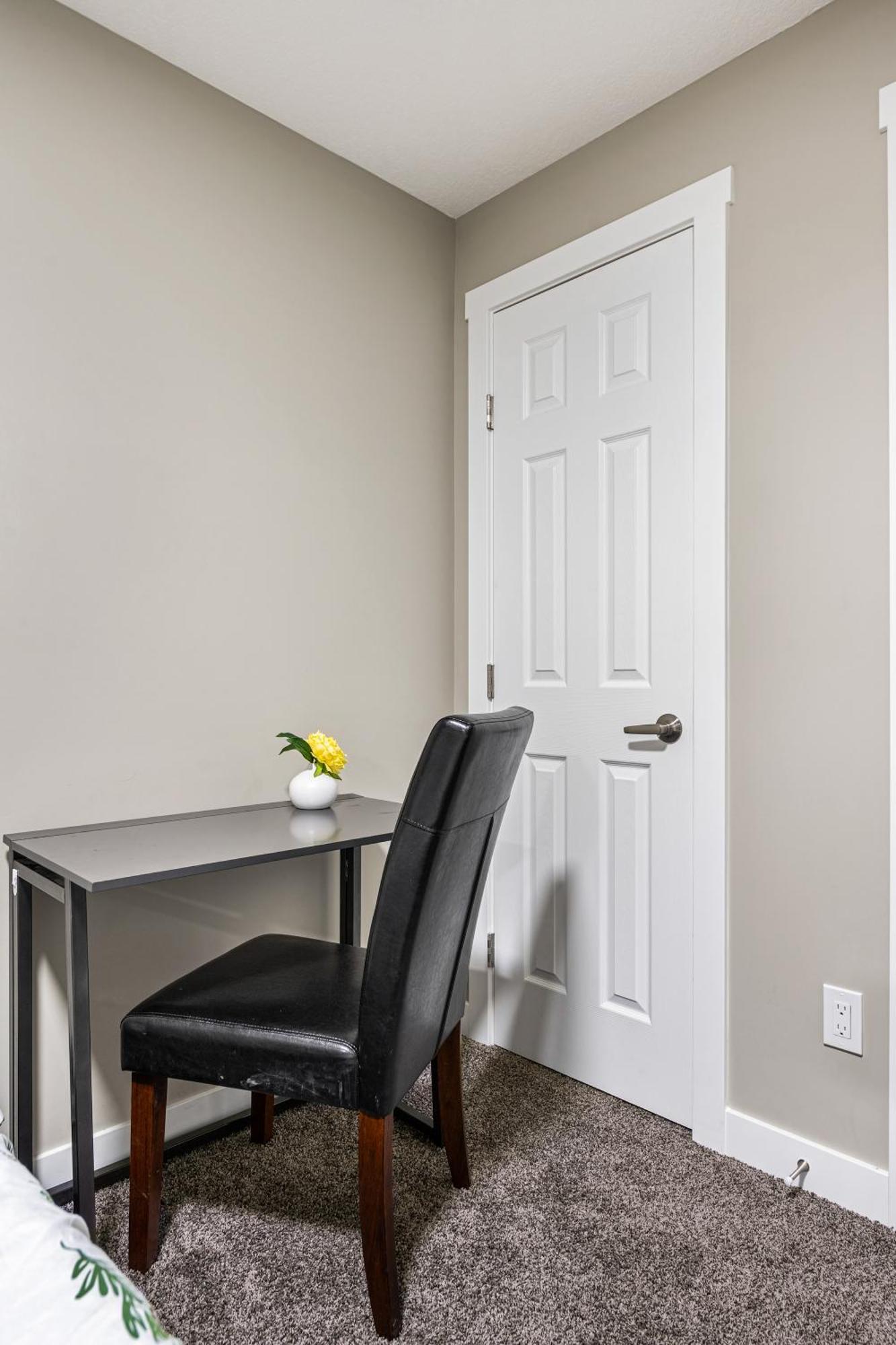 Modern 2 Bedroom Basement With Laundry Appartement *