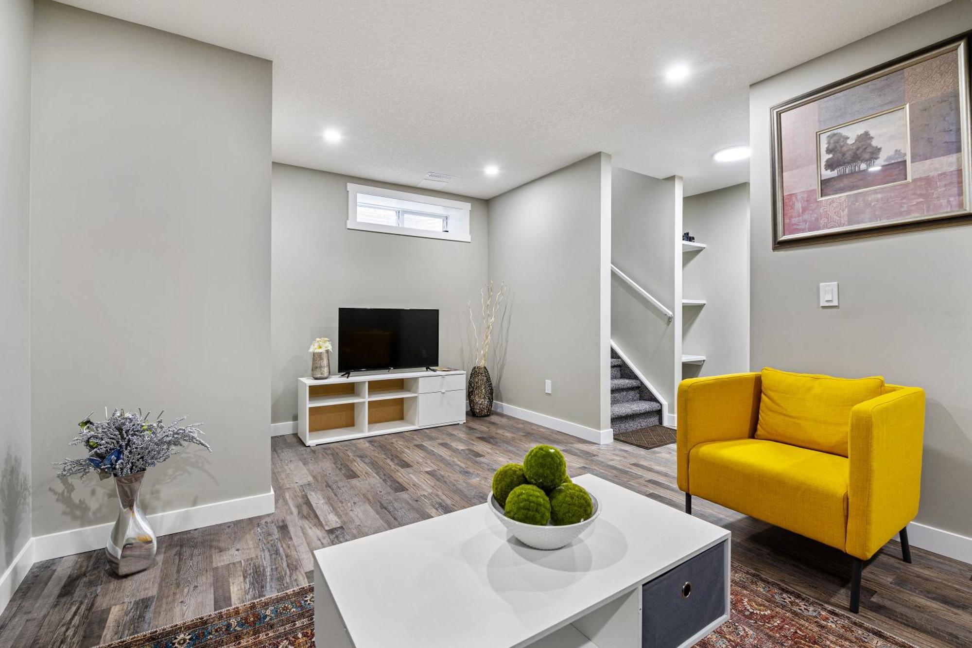 Modern 2 Bedroom Basement With Laundry Appartement